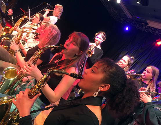 Billede af band der spiller til fest